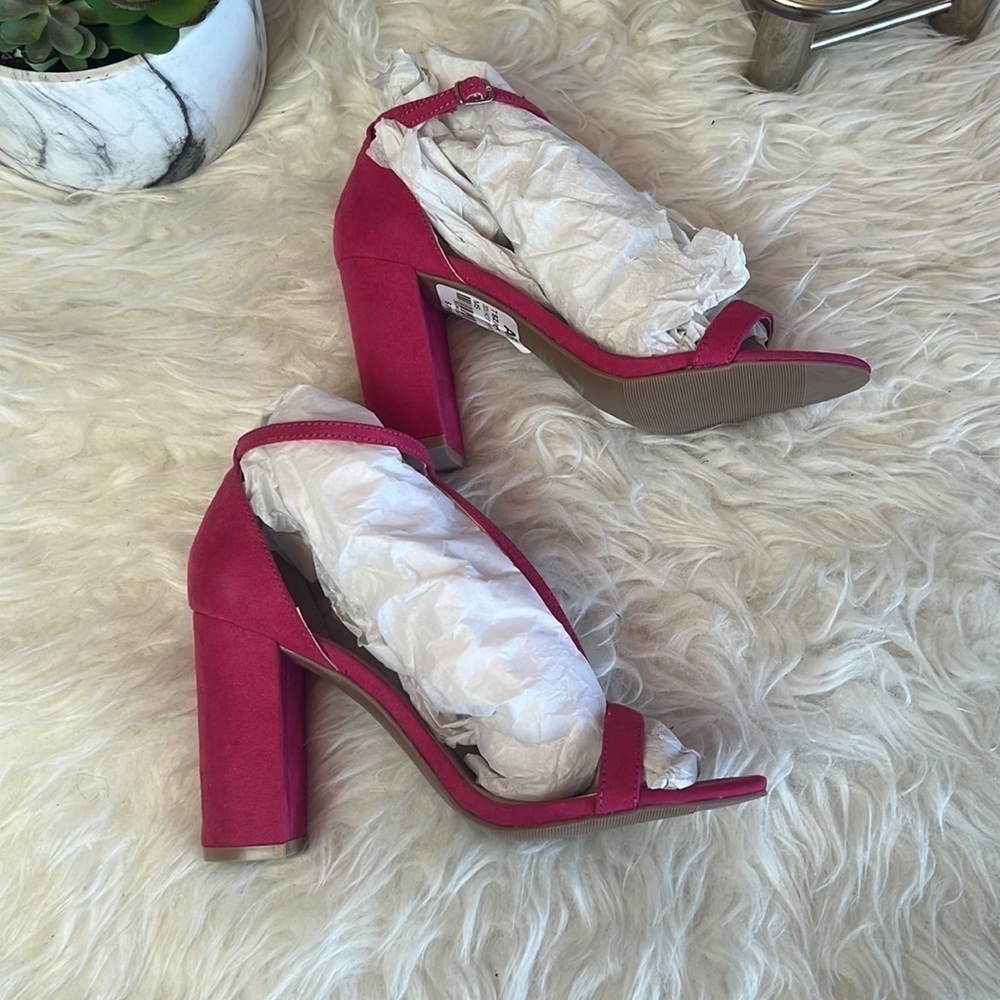 Le Chateau Hot Pink T-Strap Chunky Heel Sandals Size 7 - Picture 5 of 16
